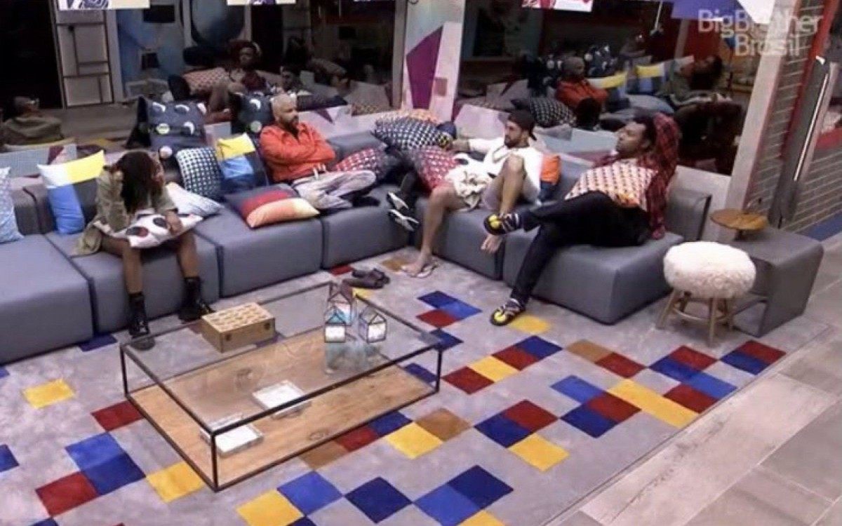 Sarah 'camuflada' nas almofadas do 'BBB 21'