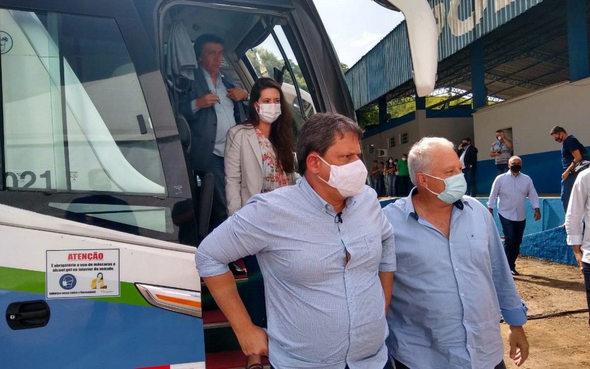 Chegada do ministro a Itaperuna, no Noroeste Fluminense, sendo recepcionado pelo prefeito Alfredão. - Foto: Jorge Luiz online