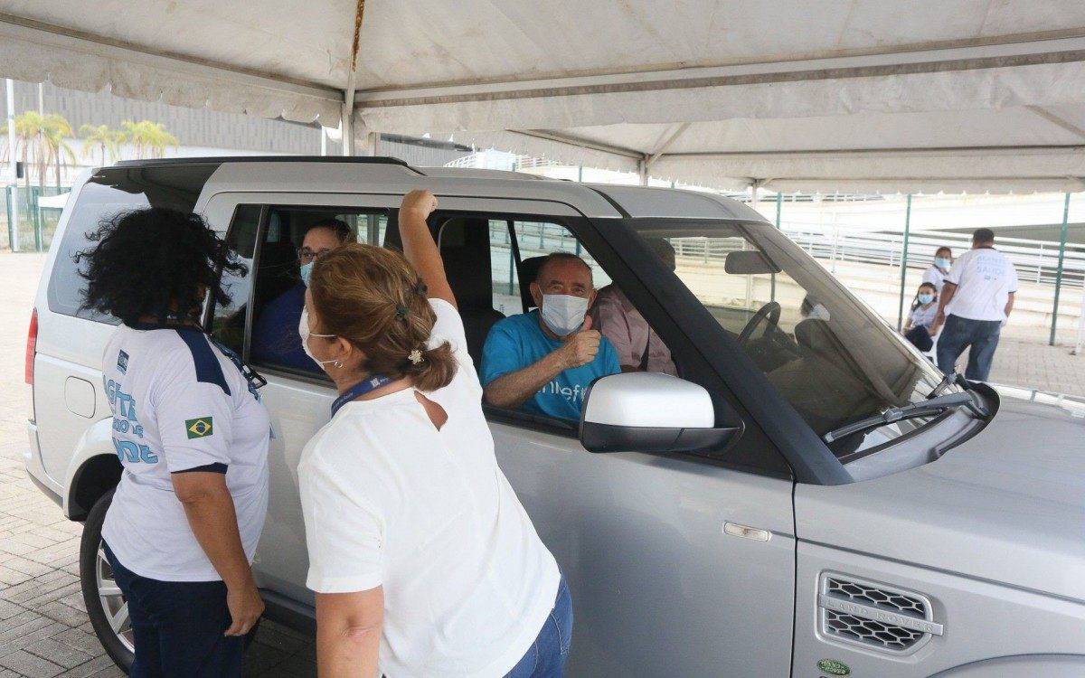 Renato Arag&atilde;o recebe a vacina contra a covid-19