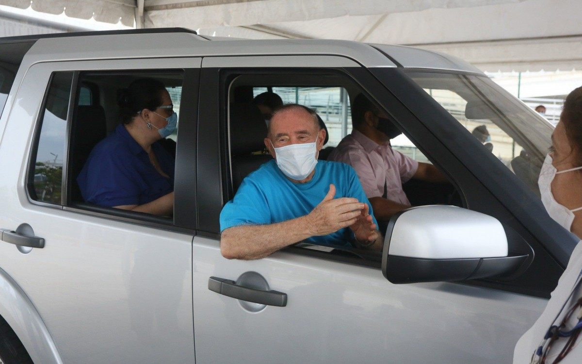 Renato Aragão recebe a vacina contra a covid-19