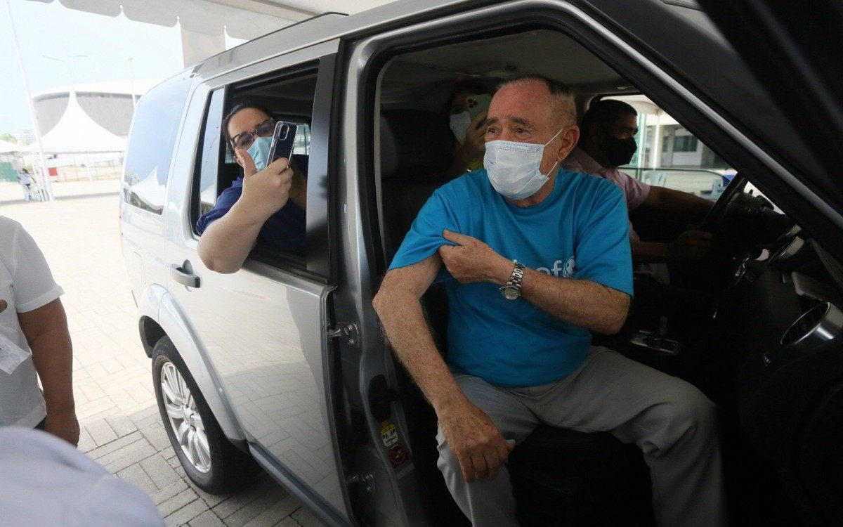 Renato Aragão recebe a vacina contra a covid-19