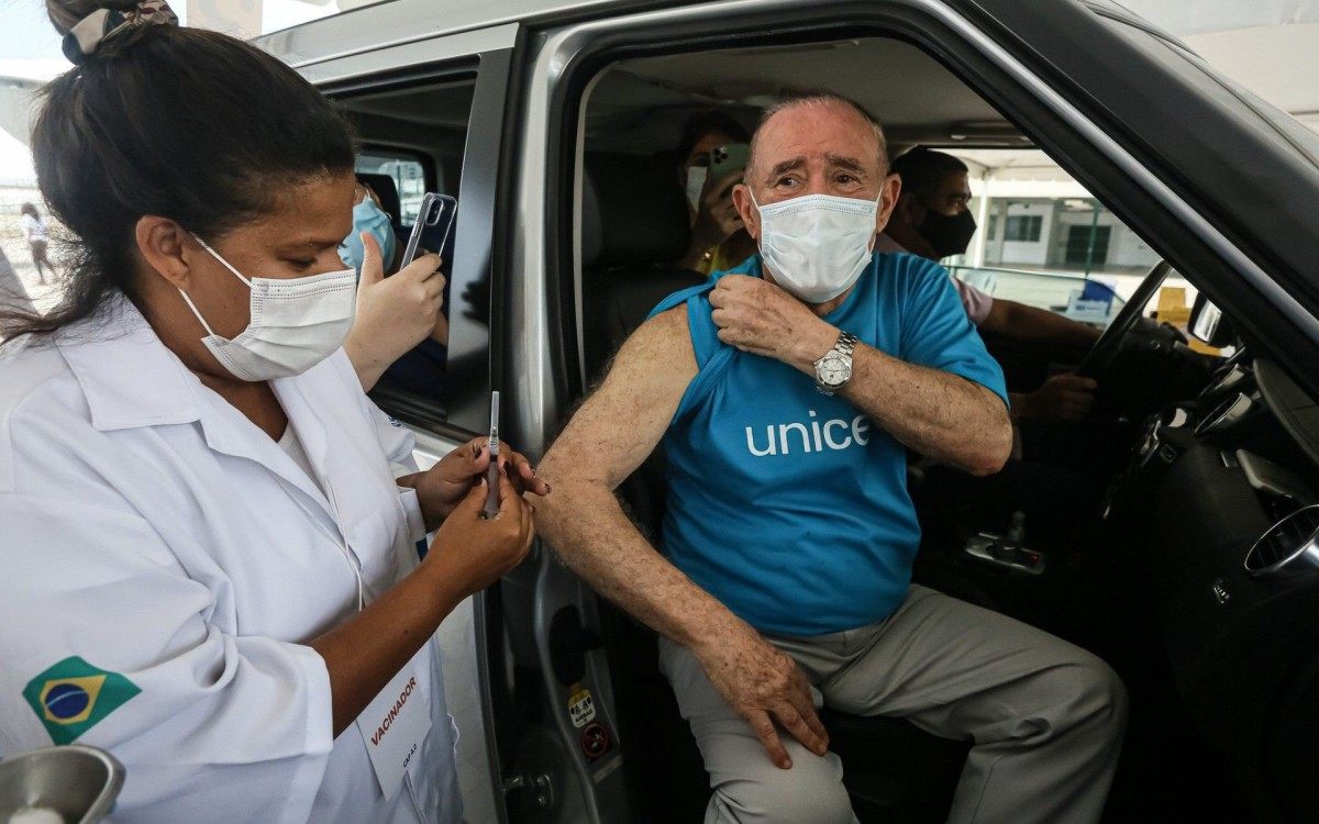 Renato Arag&atilde;o recebe a vacina contra a covid-19