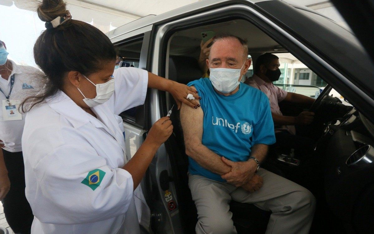 Renato Arag&atilde;o recebe a vacina contra a covid-19