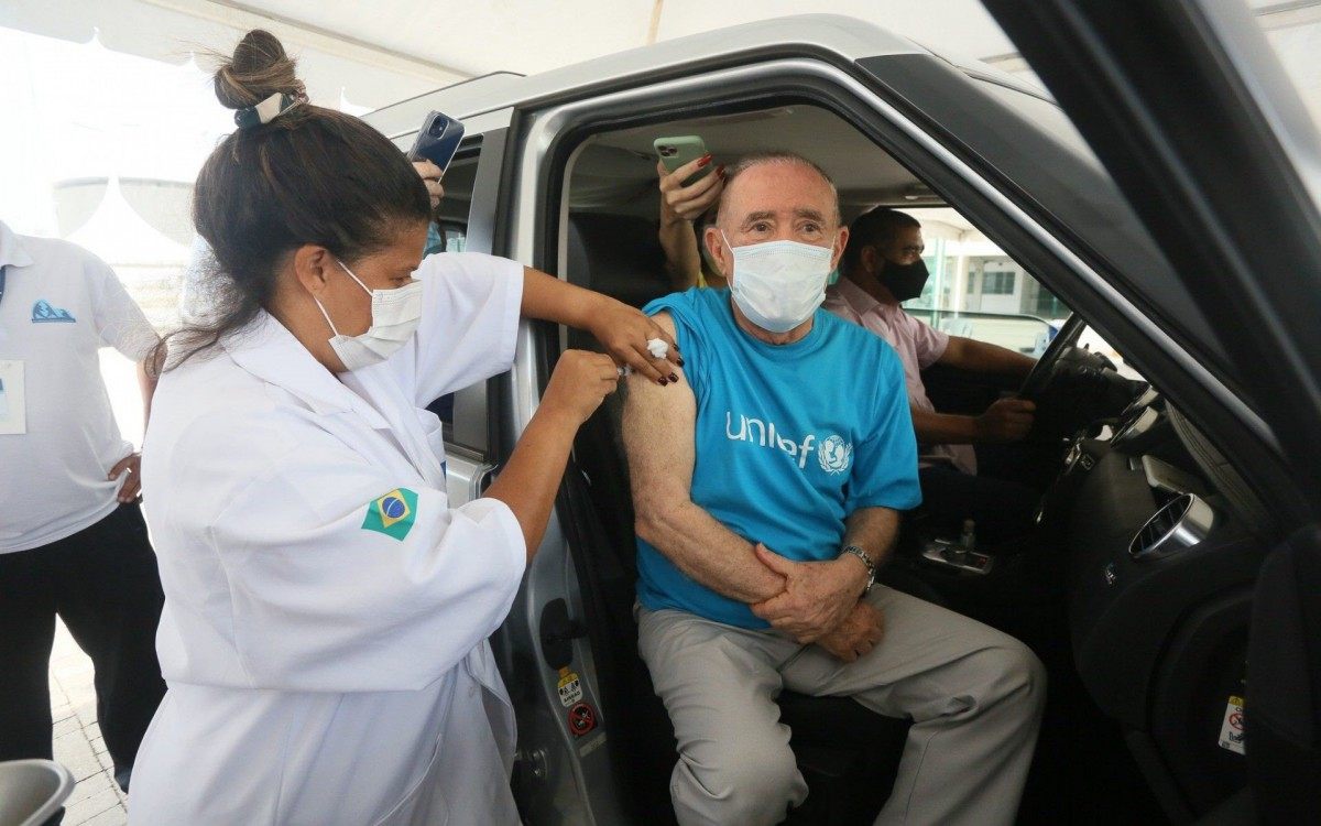 Renato Arag&atilde;o recebe a vacina contra a covid-19