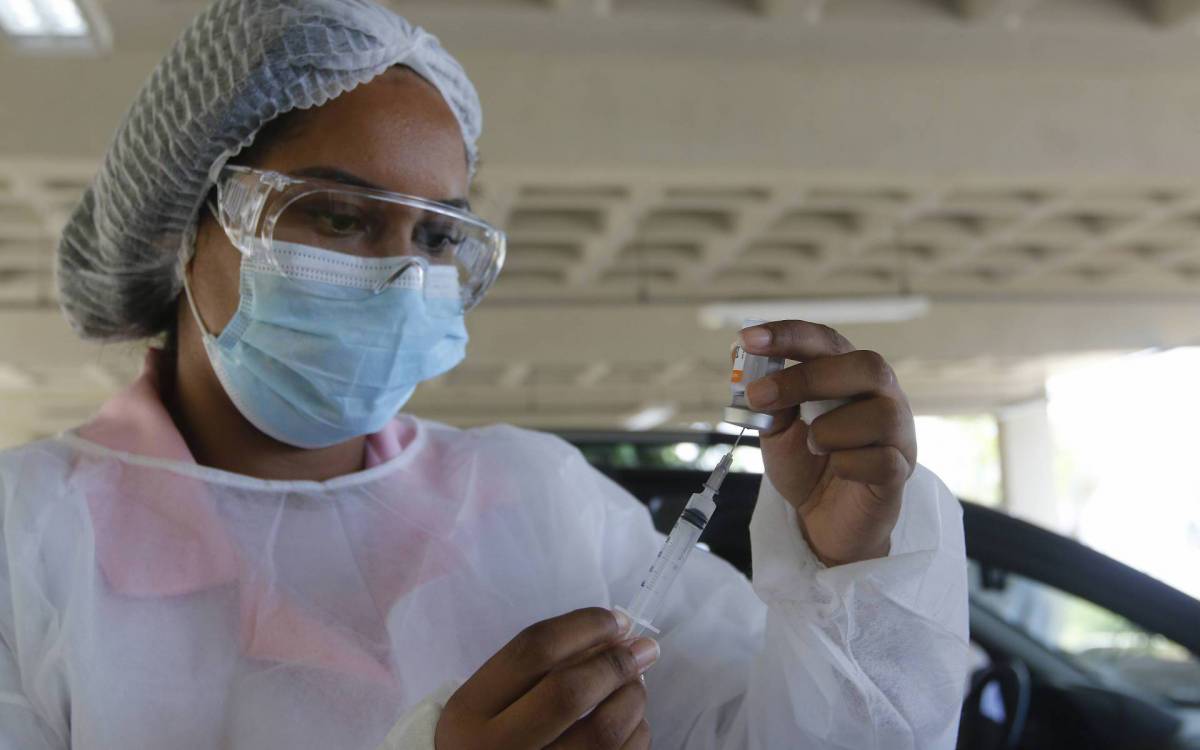 Vacina&ccedil;ao contra Covid-19, no Campus da UFF, no Gragoat&aacute;, em Niter&oacute;i - Reginaldo Pimenta / Agencia O Dia
