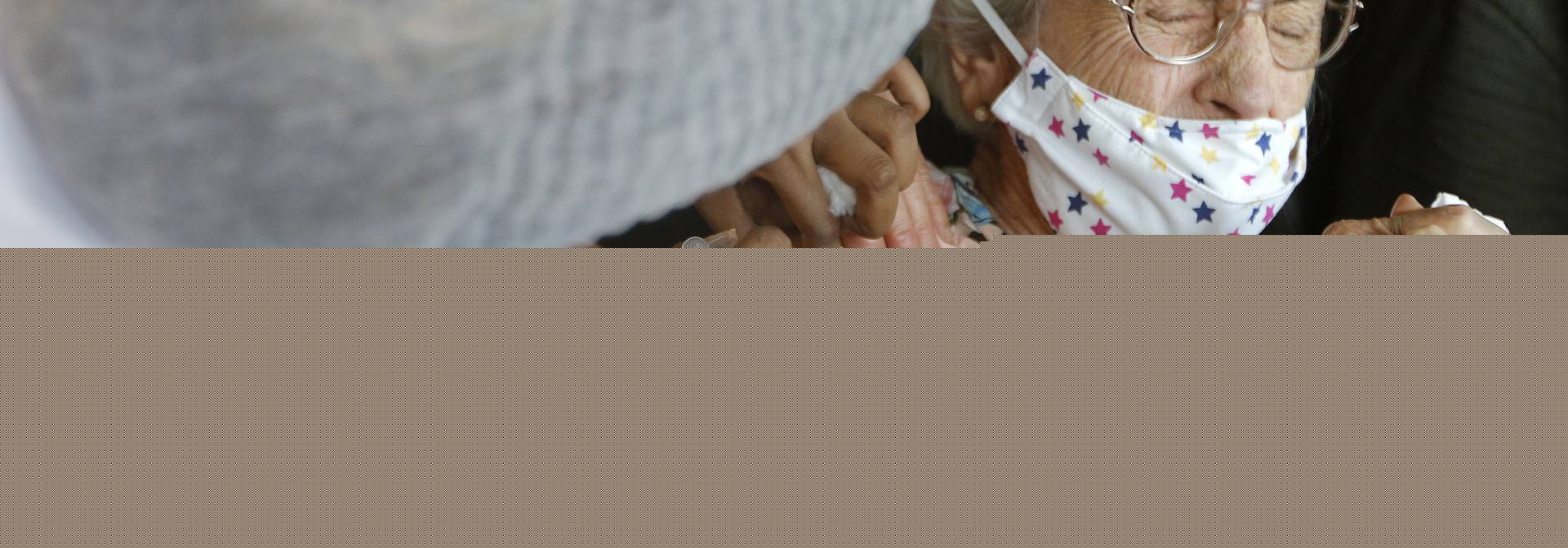 Geral - Vacina&ccedil;ao contra Covid-19, no Campus da UFF, no Gragoata, em Niteroi. Na foto, Dona Gilda Araripe