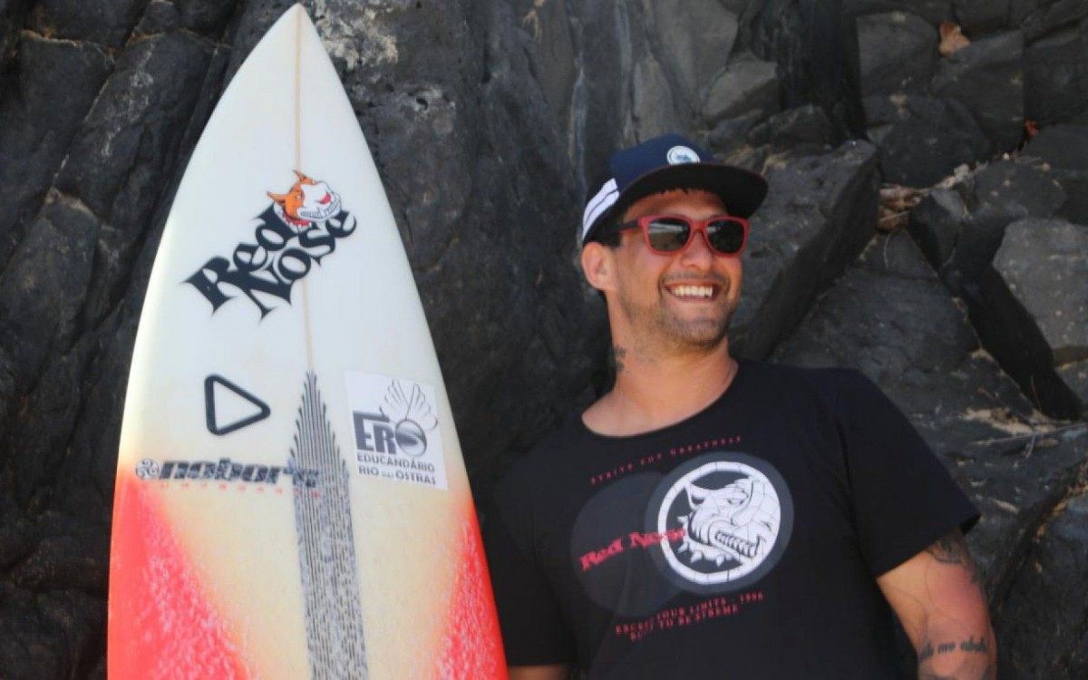 A expectativa do surfista é viajar para Portugal até abril, quando termina o período de ondas grandes por lá - Divulgação