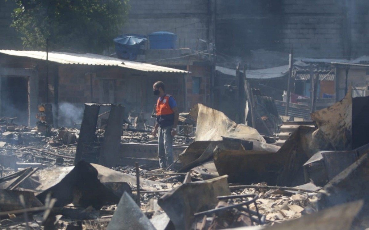 Incêndio destrói colônia de pescadores em São Gonçalo
 - Reginaldo Pimenta / Agência O Dia