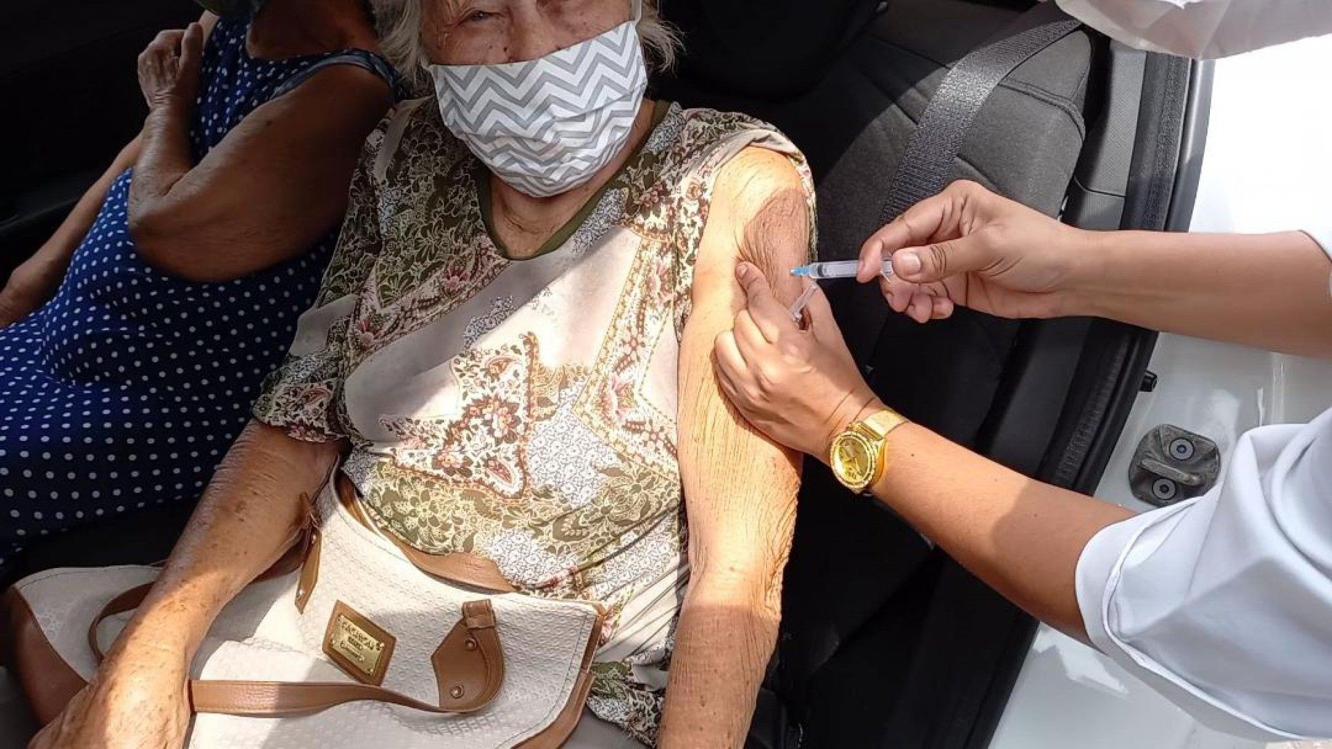 Al&eacute;m do atendimento dentro dos pontos, doses s&atilde;o aplicadas em idosos que n&atilde;o conseguem andar no formato drive-thru  - PMSJM