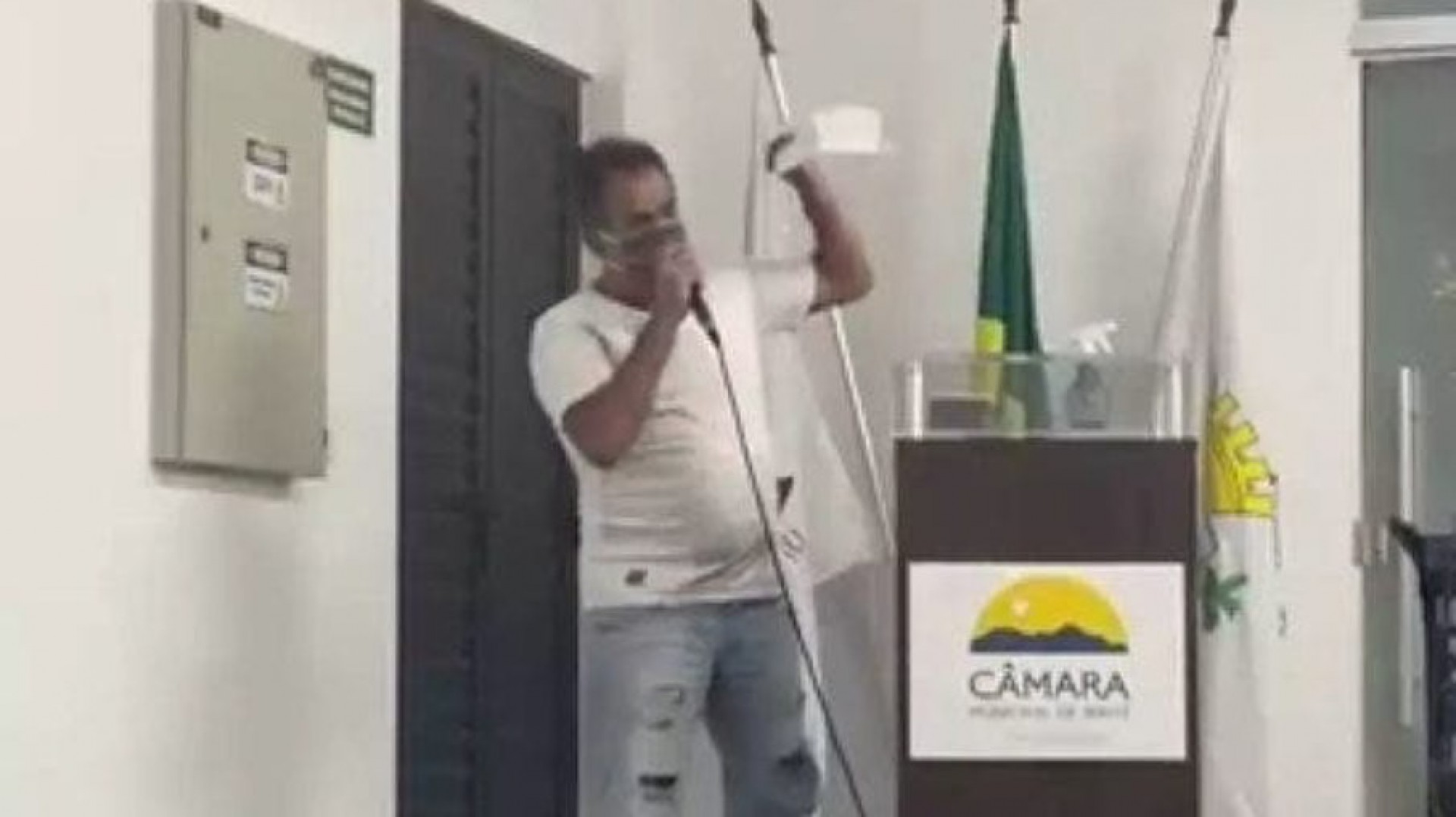 Vereador reclama de remunera&ccedil;&atilde;o de R$ 5,9 mil: 'sal&aacute;rio de engraxate'