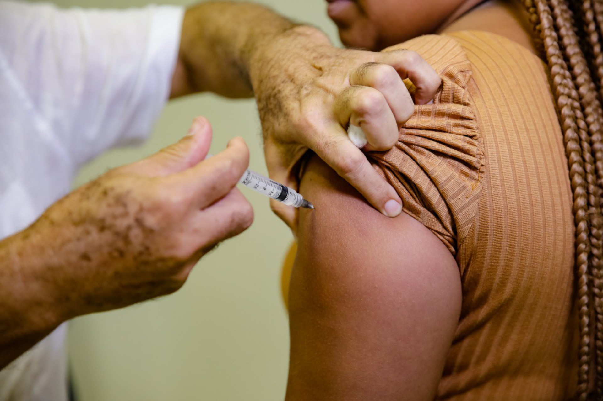 Duque de Caxias vacina idosos com 80 anos ou mais nesta sexta-feira