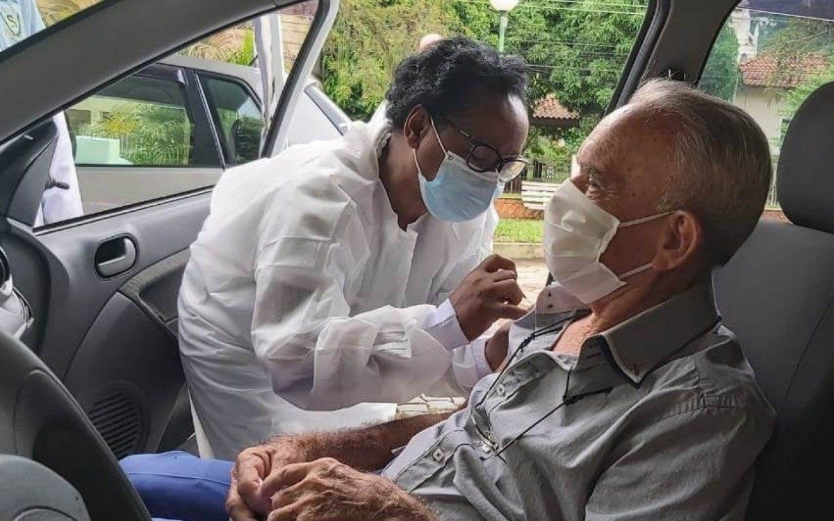 Também está sendo ofertando atendimento dentro do veículo (drive-thru), para agilizar a imunização. 