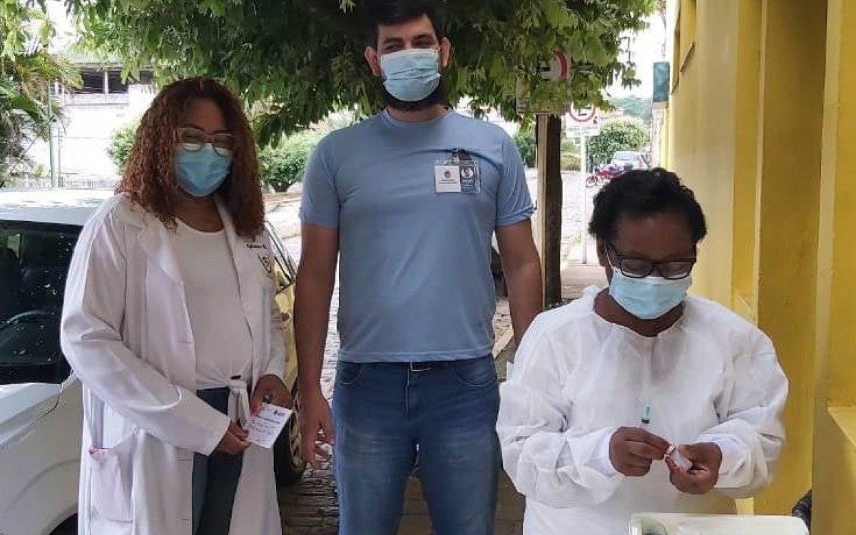 Aos idosos impossibilitados de se locomover, uma equipe de imunização será disposta para atendimento domiciliar.