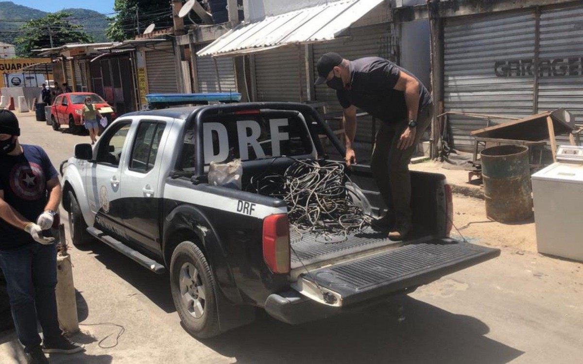 Agentes da DRF realizam apreensão de cabos e cobre no