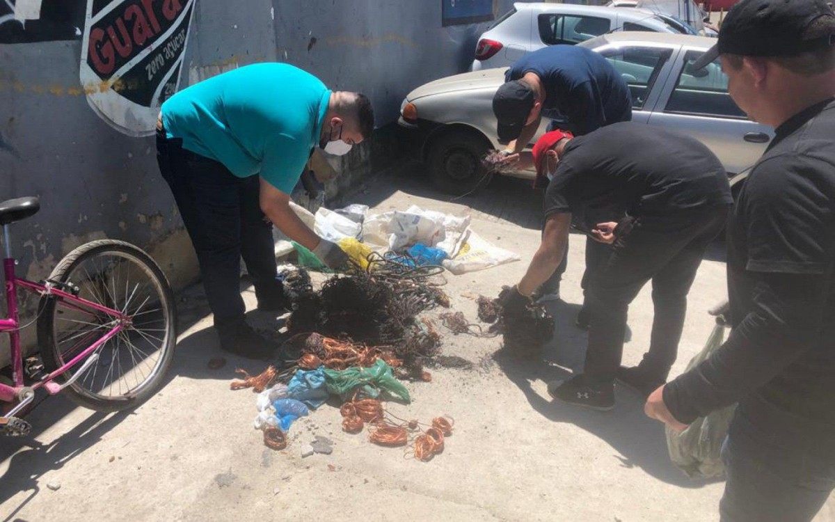 Agentes da DRF realizam apreensão de cabos e cobre no