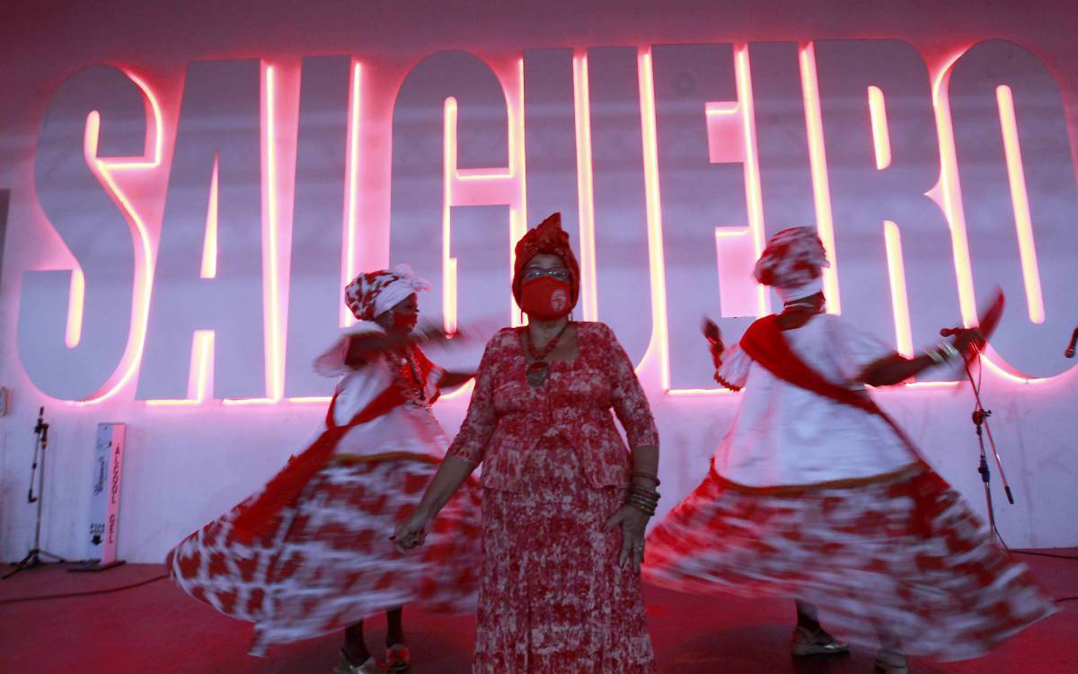 Tia Glorinha, do Salgueiro, e baianas na quadra da escola - Luciano Belford/Agencia O Dia