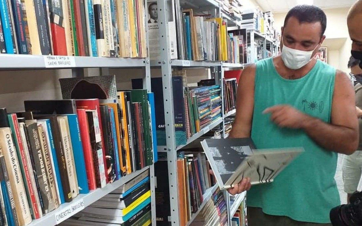 Cavi Borges na biblioteca de Cinema Marialva Monteiro, nas Casas Casadas - Reprodução Internet