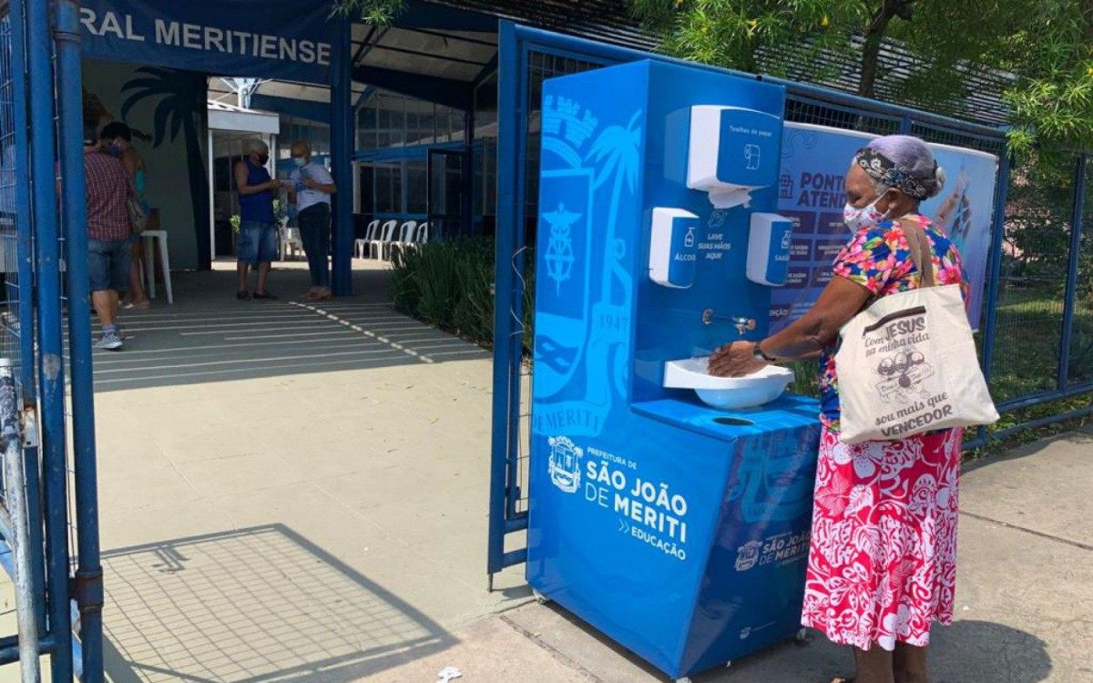 No Centro Cultural Meritiense, a Prefeitura disponibilizou um lavatório móvel para higienização das mãos