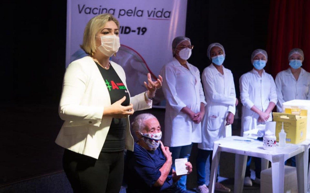 Prefeita Lívia Bello discursa na cerimônia simbólica 