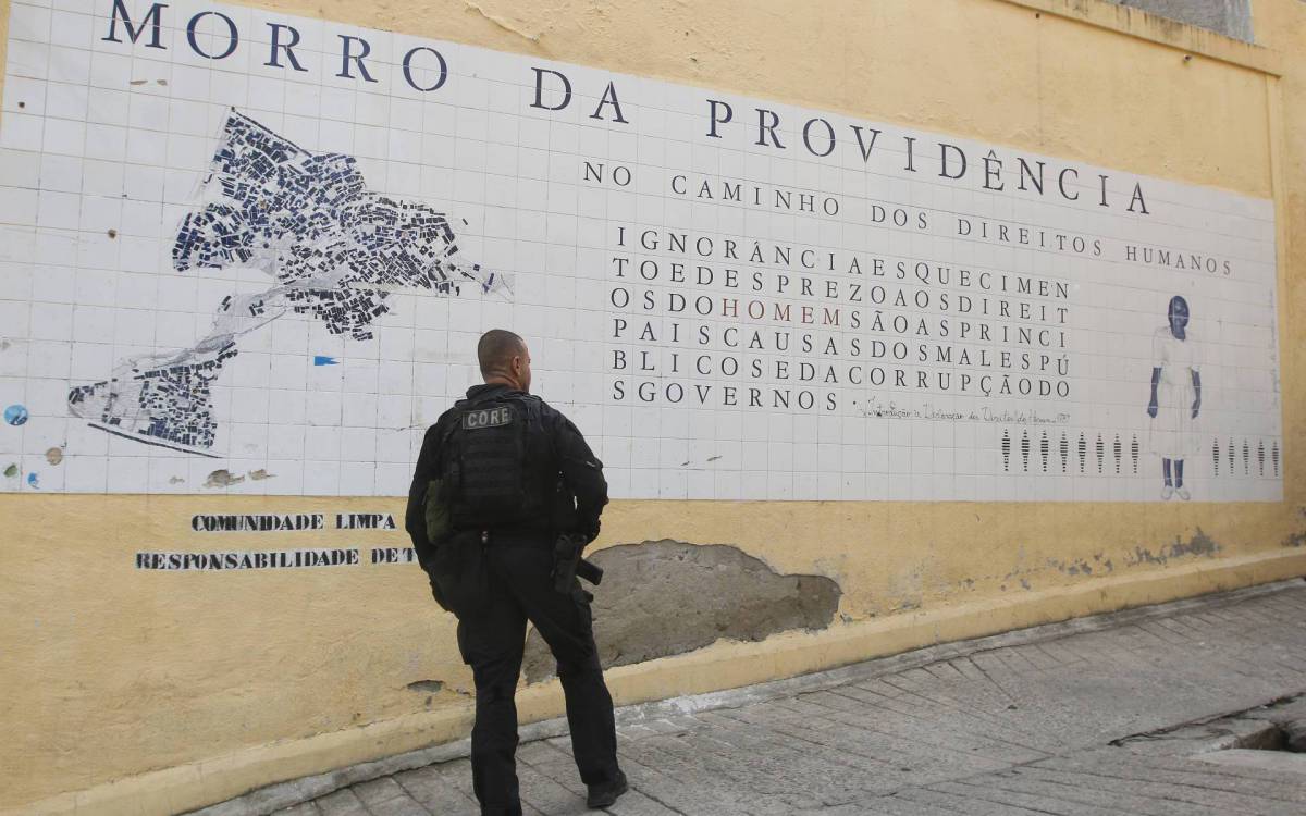 Policia - Operaçao policial no Morro da Providencia, na regiao central da cidade. Na foto, agentes da Coordenadoria de Recursos Especiais ( CORE ), fazem buscas em um dos pontos de acesso a comunidade.