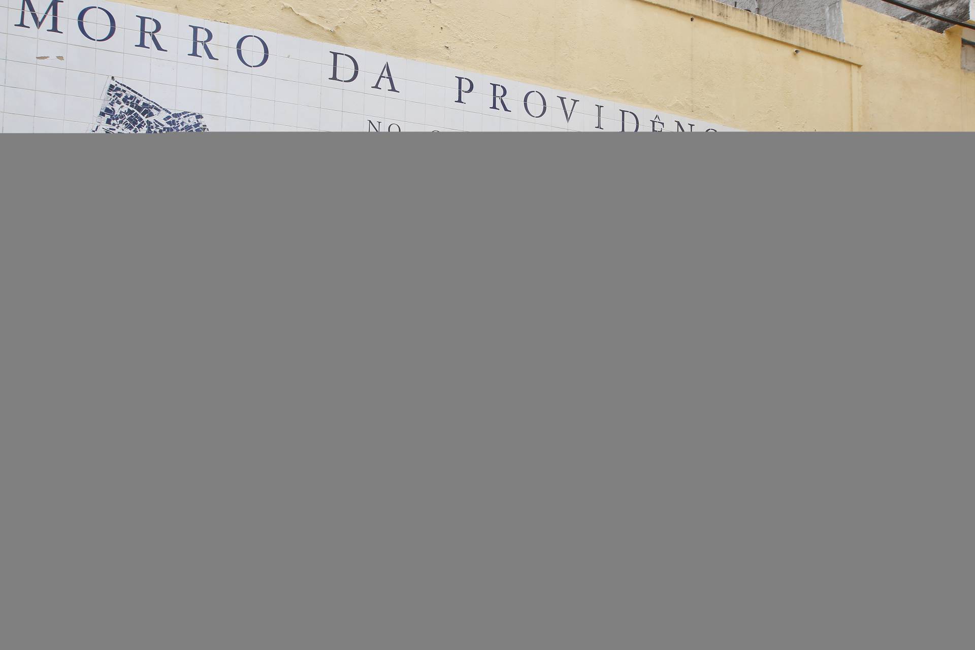 Policia - Operaçao policial no Morro da Providencia, na regiao central da cidade. Na foto, agentes da Coordenadoria de Recursos Especiais ( CORE ), fazem buscas em um dos pontos de acesso a comunidade.