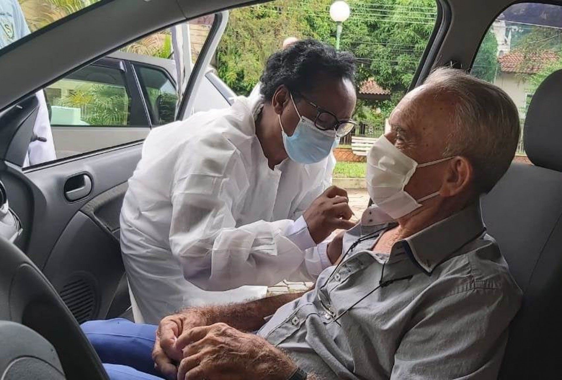 Tamb&eacute;m est&aacute; sendo ofertando atendimento dentro do ve&iacute;culo (drive-thru), para agilizar a imuniza&ccedil;&atilde;o.  - Foto: divulga&ccedil;&atilde;o/PMBJI
