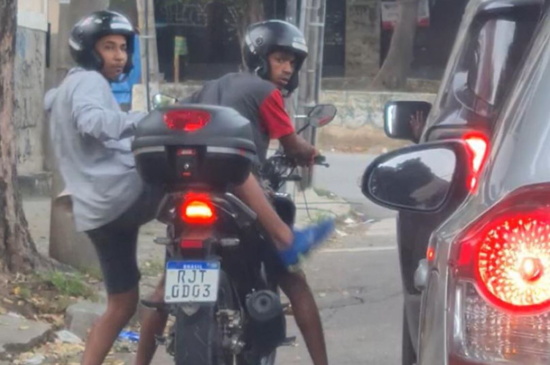 De moto, dupla é flagrada assaltando motoristas em sinal de trânsito no Maracanã