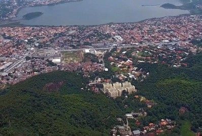 Complexo do Jacaré convive com condomínios caros e a favelização