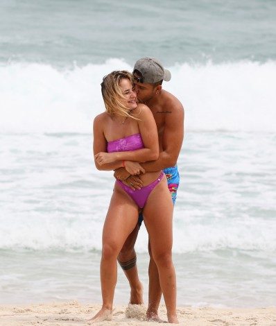 Gabi Martins e Tierry namoram na Praia da Barra da Tijuca, na Zona Oeste do Rio - André Freitas / Ag. News