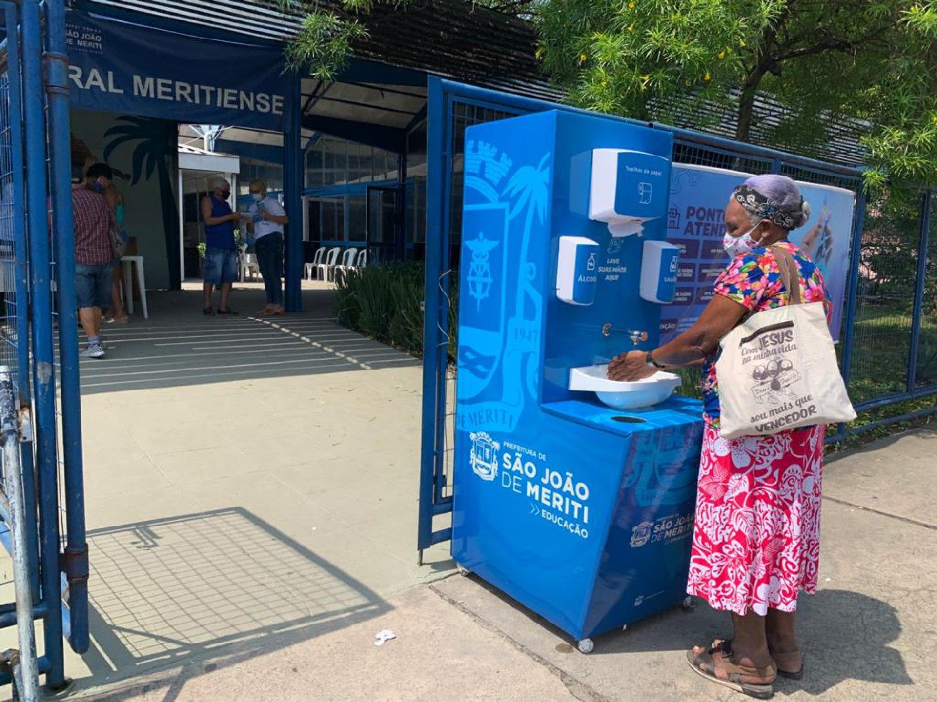 No Centro Cultural Meritiense, a Prefeitura disponibilizou um lavat&oacute;rio m&oacute;vel para higieniza&ccedil;&atilde;o das m&atilde;os - PMSJM