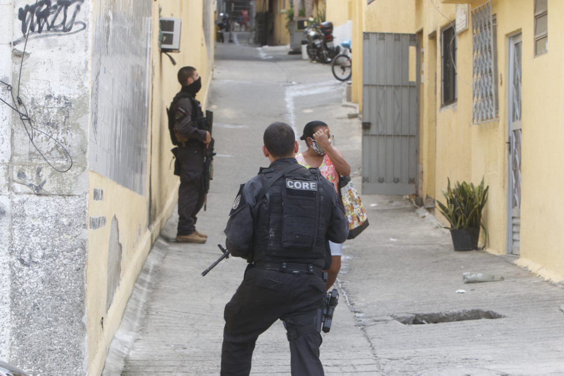 Policiais civis realizam nesta sexta-feira uma operação de combate à lavagem do dinheiro do tráfico de drogas no Morro da Providência, Centro do Rio - Reginaldo Pimenta/ Agência O DIA