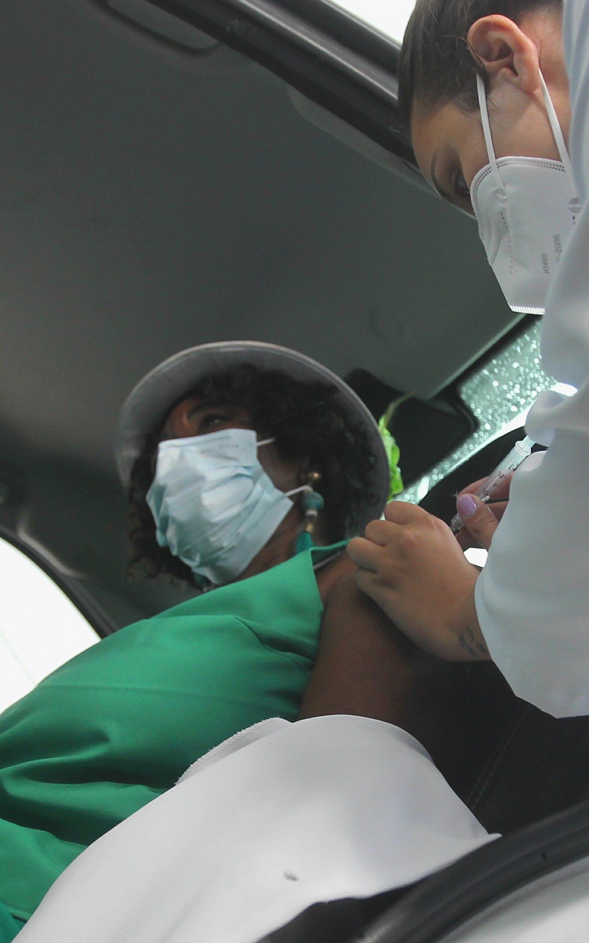 Drive thru de vacina&ccedil;&atilde;o contra a Covid - 19, no Samb&oacute;dromo do Rio. Na foto,Lizete Jos&eacute; dos Prazeres,85 anos e componente da Escola de Samba, Imp&eacute;rio Serrano.