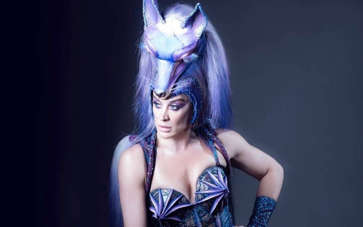 Claudia Raia posa fantasiada e diz que est&aacute; com saudade do Carnaval