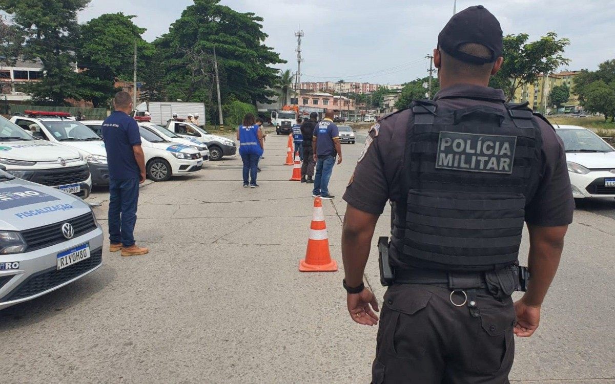 Bloqueios estão montados em pontos estratégicos para impedir o acesso de ônibus fretados à cidade - Divulgação