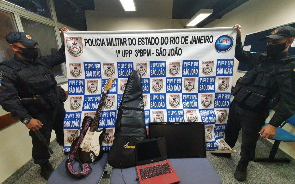 Uma guitarra, um televisor e um notebook foram recuperados na ação - Divulgação/PMERJ