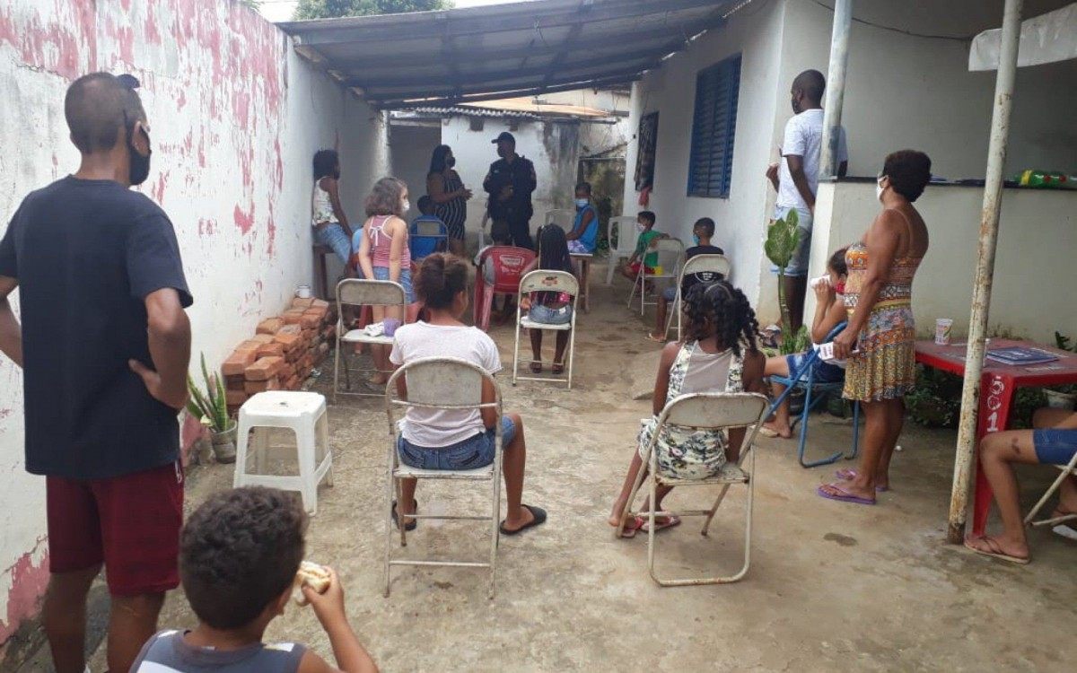 Militares do 29&deg; BPM que atuam na 2&ordf; Cia, no PPC do distrito de Nova Bom Jesus, durante patrulhamento pela Rua A, na manh&atilde; deste s&aacute;bado, 13, foram convidados para participarem de um culto de ora&ccedil;&atilde;o.