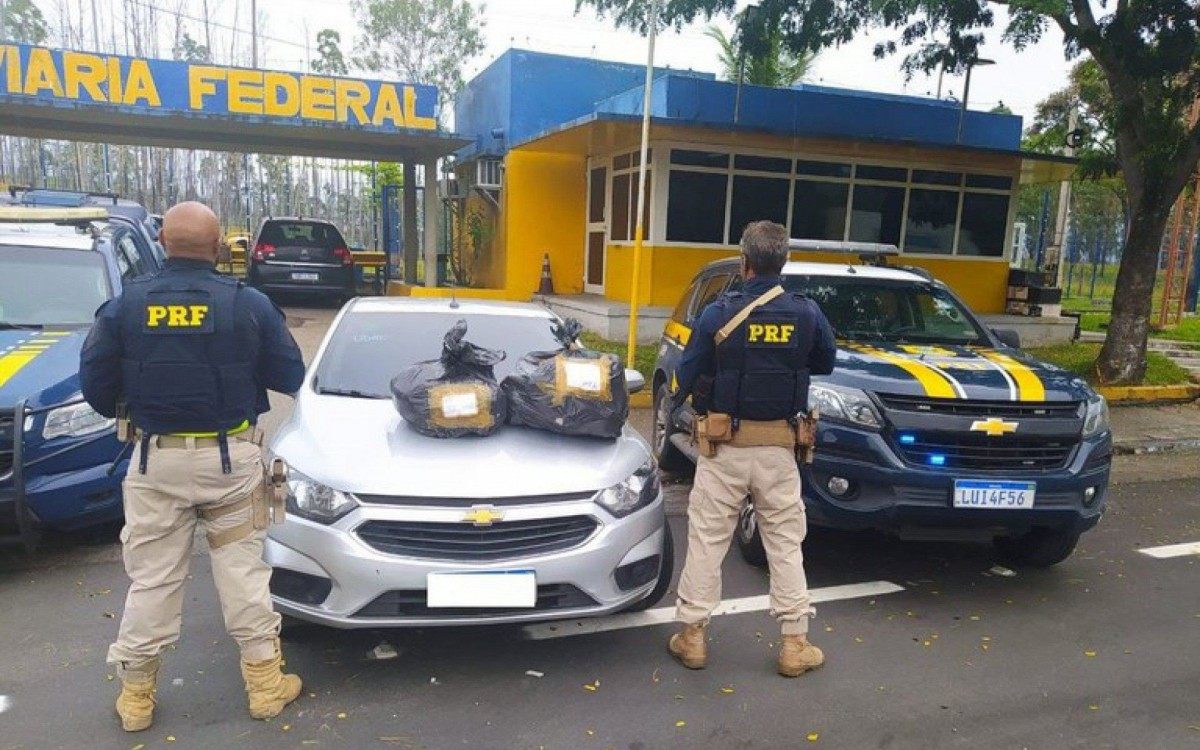 Agentes da PRF encontraram quase 7 mil pinos de cocaína que seriam transportados até São Paulo. - Divulgação/PRF