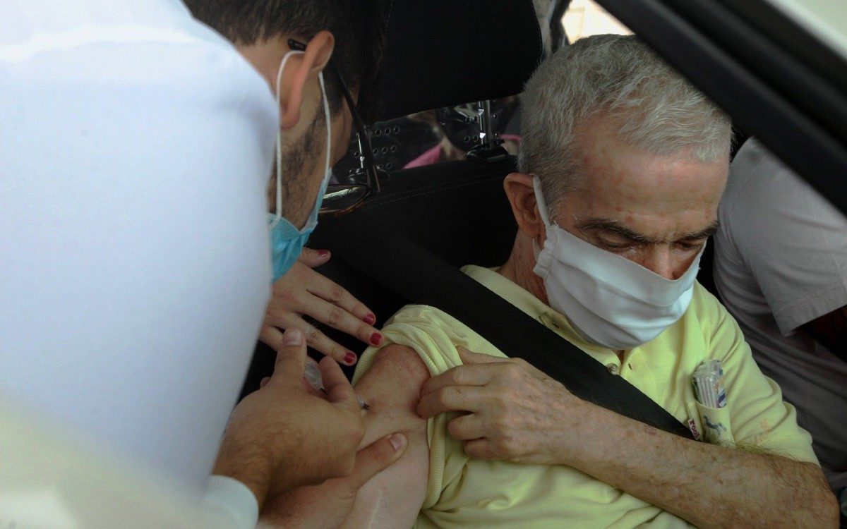 Secretaria de Saúde espera vacinar seis mil Idosos de 84 anos ou mais nesta segunda-feira - Estefan Radovicz / Agência O Dia