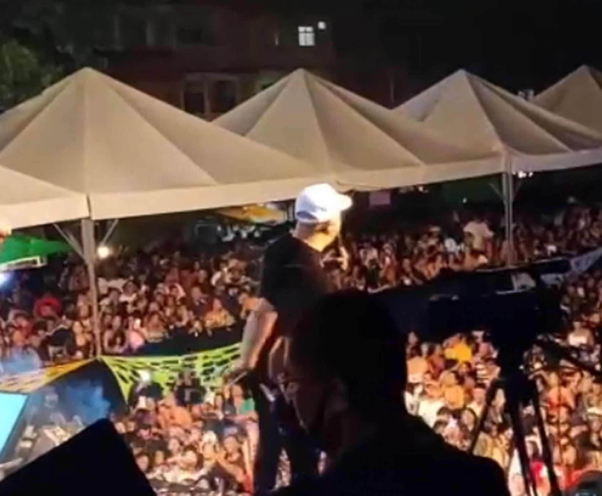 Show do cantor Belo, no Parque União, no Complexo da Maré, na Zona Norte, foi um dos eventos não autorizados que geraram aglomeração - Reprodução TV Globo