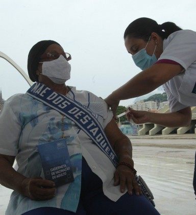 Samb&oacute;dromo recebeu personalidades do Carnaval para vacina&ccedil;&atilde;o. Na foto, a baluarte da Portela, Mars&iacute;lia Lopes, de 85 anos - Estefan Radovicz / Ag&ecirc;ncia O Dia