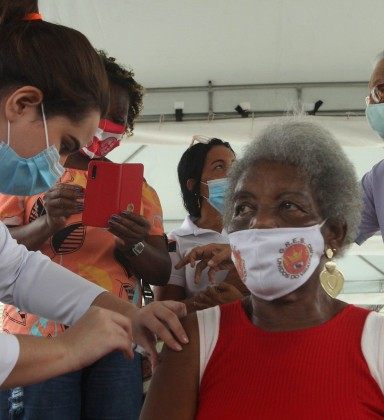 Edna Maria Praxedes, da Unidos do Viradouro, recebeu a vacina no Samb&oacute;dromo - Estefan Radovicz / Agencia O Dia