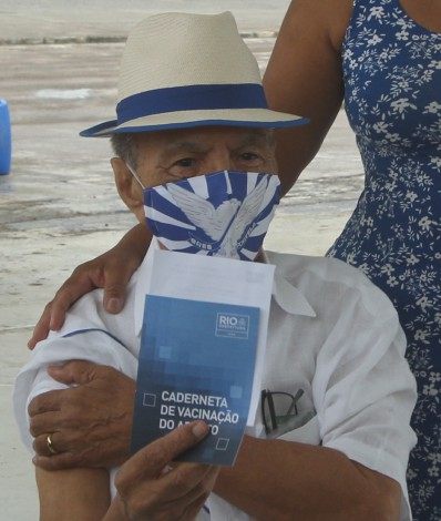 Monarco em janeiro deste ano, no início da vacinação contra a covid - Estefan Radovicz / Agencia O Dia