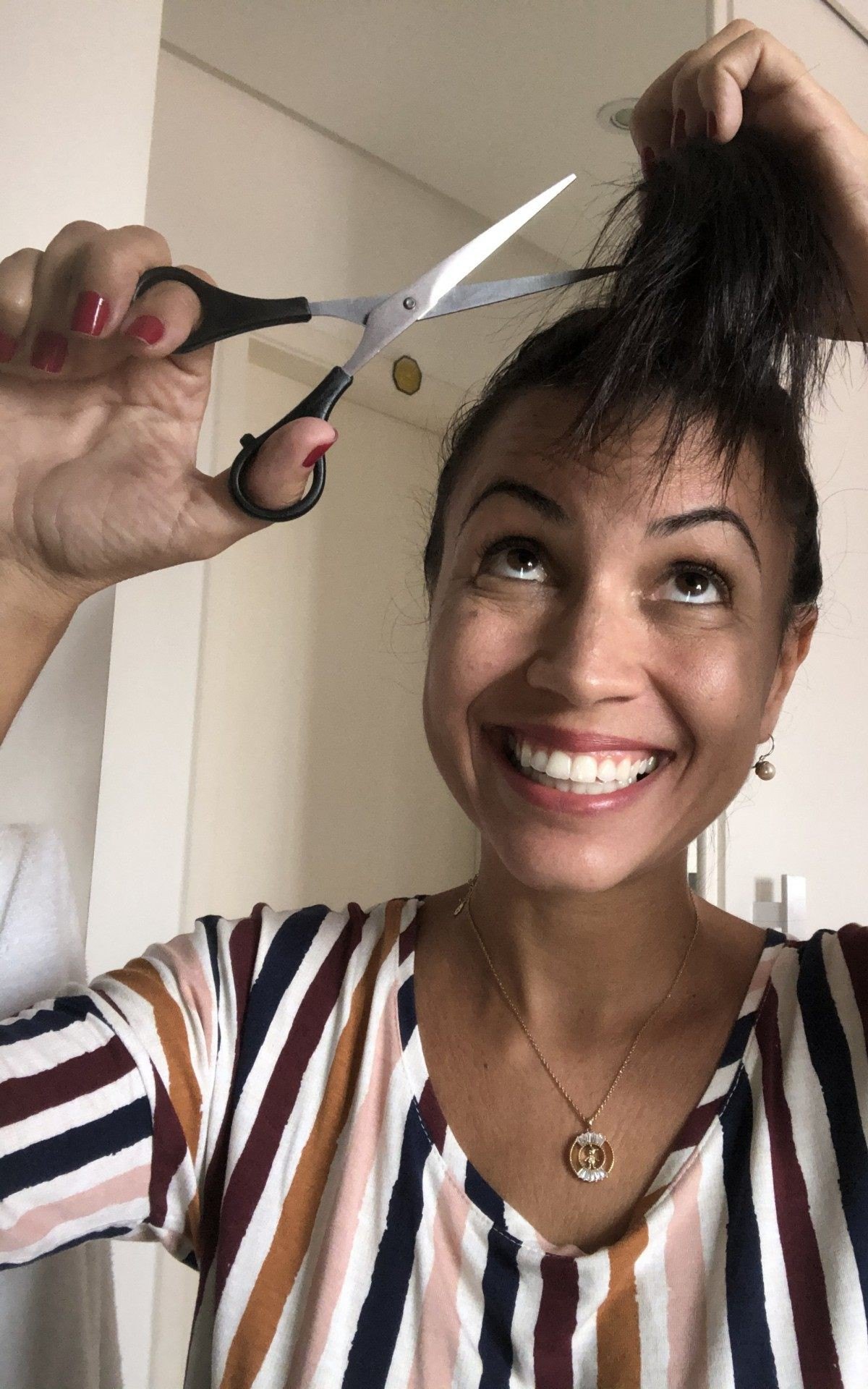 Roberta Castro aparando as pontas dos cabelos em casa  - Divulgação