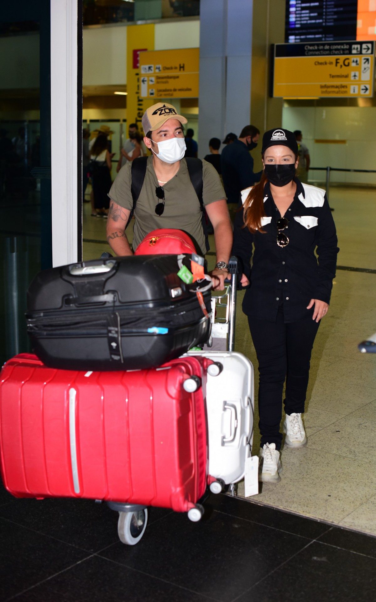 Fernando Zor e Maiara desembarcaram no aeroporto de Guarulhos, em São Paulo, na manhã deste domingo