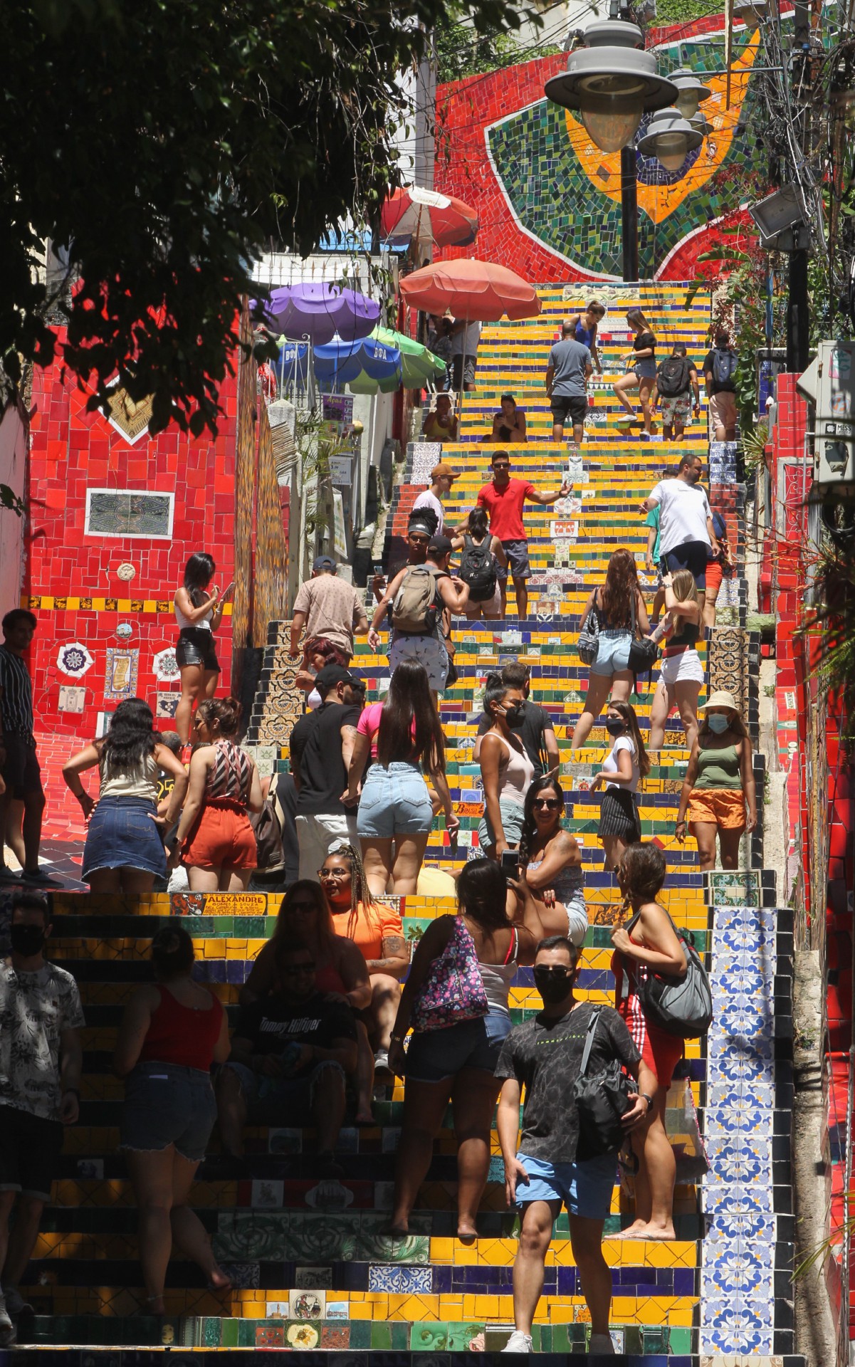 Aglomeração no domingo de carnaval. Na foto, a movimentação na escadaria Selaron, na Lapa.