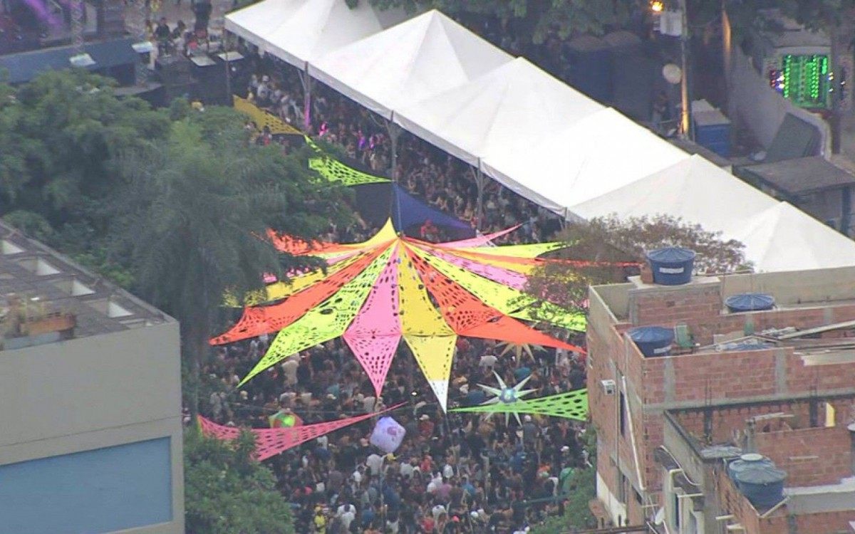Apresentação foi acompanhada por multidão no Complexo da Maré