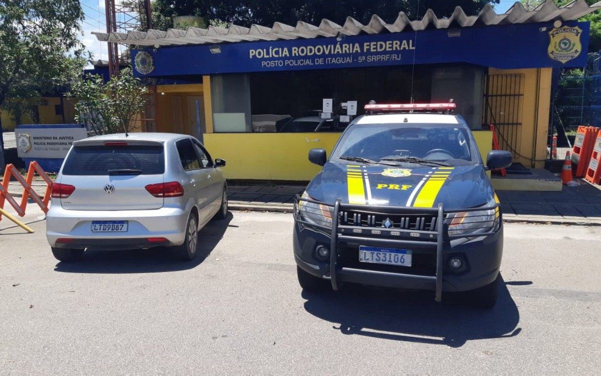 Veículo Fox, de cor cinza, foi apreendido pela PRF após verificação de documentação e comparação com informações do sistema - Divulgação - PRF Itaguaí