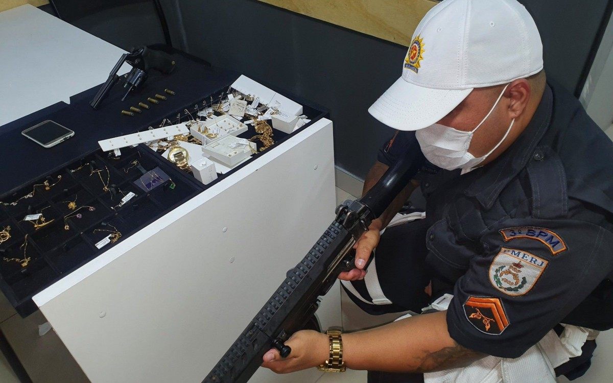 Policiais militares apreenderam um revólver calibre 38 e recuperaram o material roubado - Divulgação/PMERJ