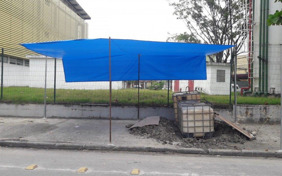 Fiscais da Subprefeitura de JPA desmontaram lava jato na Rua Iperó, em Curicica. - Divulgação/Subprefeitura de JPA