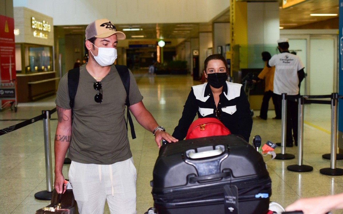Fernando Zor e Maiara desembarcaram no aeroporto de Guarulhos, em São Paulo, na manhã deste domingo
